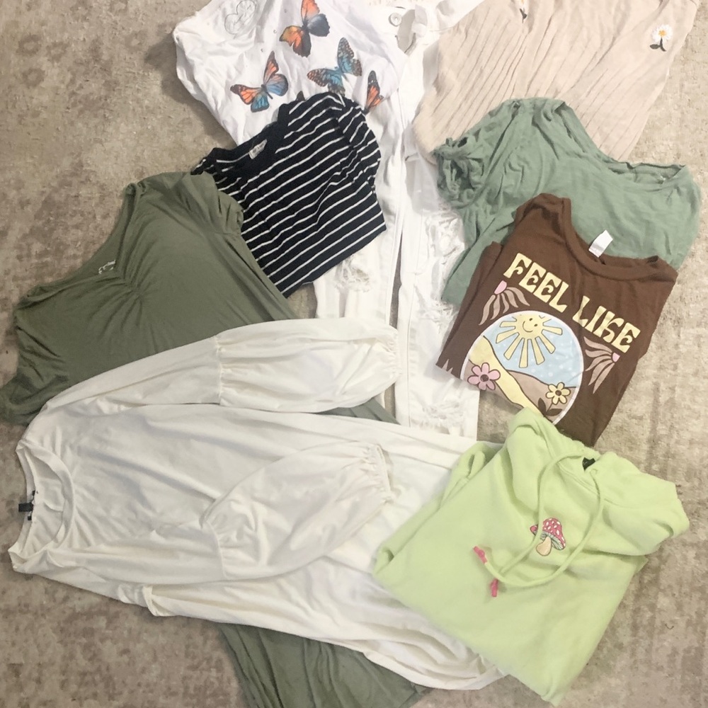 Women’s Lot : 9 pieces total ; American Eagle Jeans (Never Worn), 2 dresses, etc
